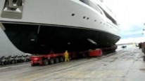 Self-Propelled Modular Transporter Carries 1100-Tonne Enormous Yacht