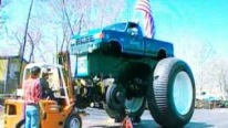 This Is How Bigfoot 5 Monster Truck's 10 Feet Tall Tires Get a Change
