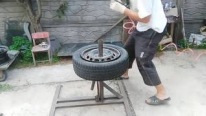 Always Paddle Your Own Canoe: Ingenious Man Changes the Rims of Tires on His Own!