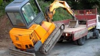 Ultra-Skillful Operator Makes JCB Minidigger Climb Onto Truck Without a Ramp
