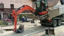 Awesome Excavator Unloads Itself from a Truck in an Unusual Way